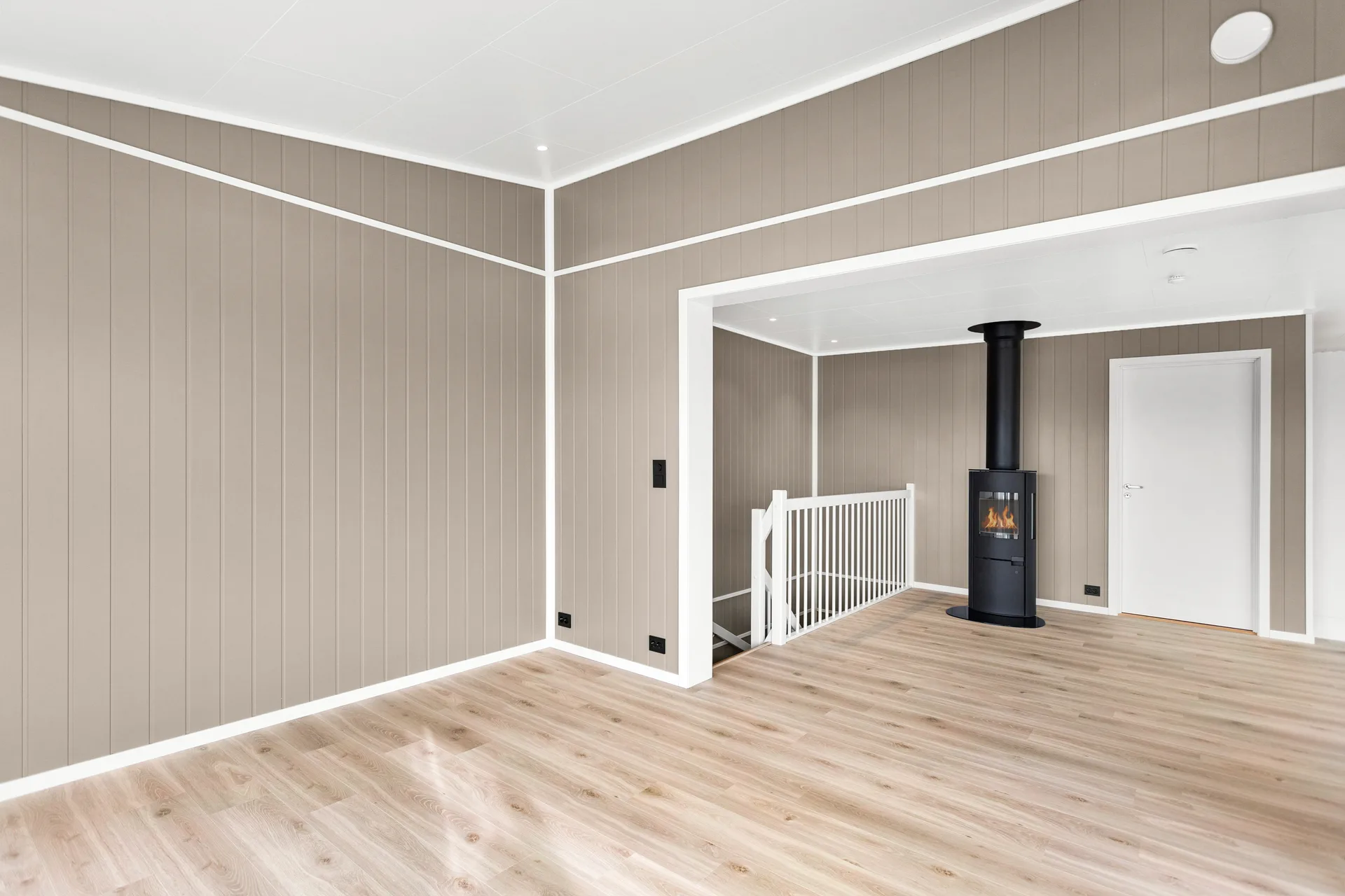 Ljus interiör med vitmålad panel
